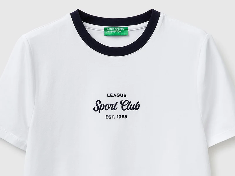 T-Shirt mit gesticktem Wappen