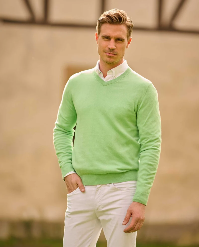 Herren Baumwollpullover "Tom" mit V-Ausschnitt in green apple