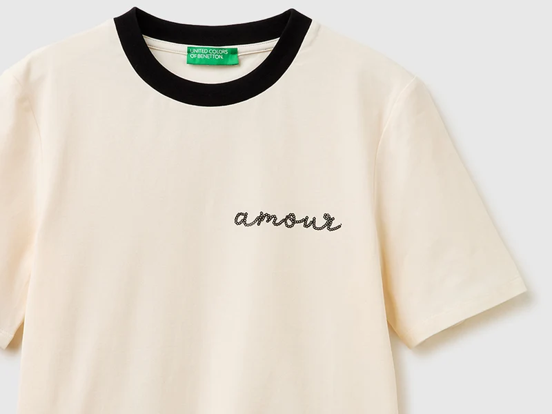 T-Shirt mit "Amour"-Stickerei