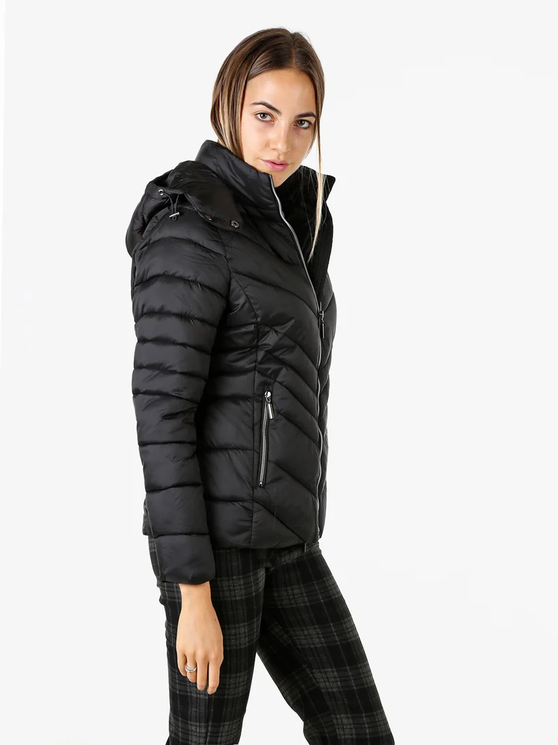 Giubbotto da donna imbottito con cappuccio e zip - nero