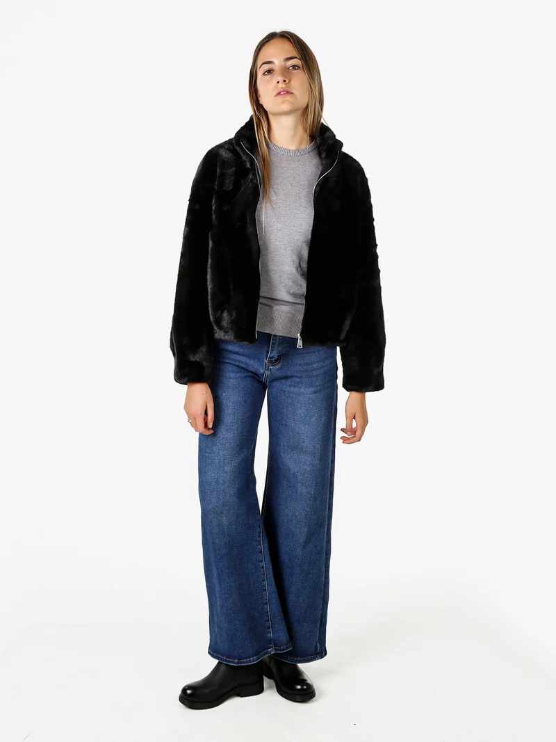 Cappotto corto da donna in ecopelliccia con cerniera - nero