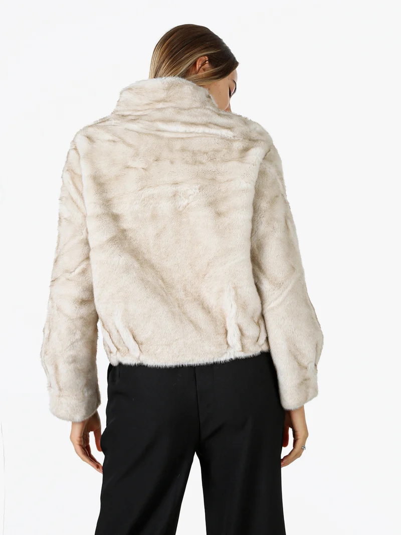 Cappotto corto da donna in ecopelliccia con cerniera - beige