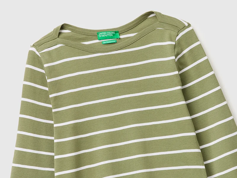 Gestreiftes T-Shirt mit U-Boot-Ausschnitt