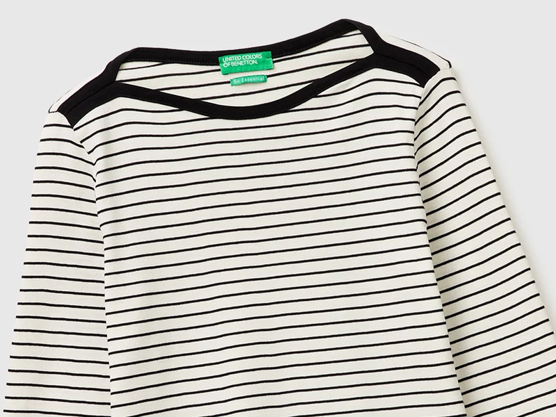 Gestreiftes T-Shirt mit U-Boot-Ausschnitt