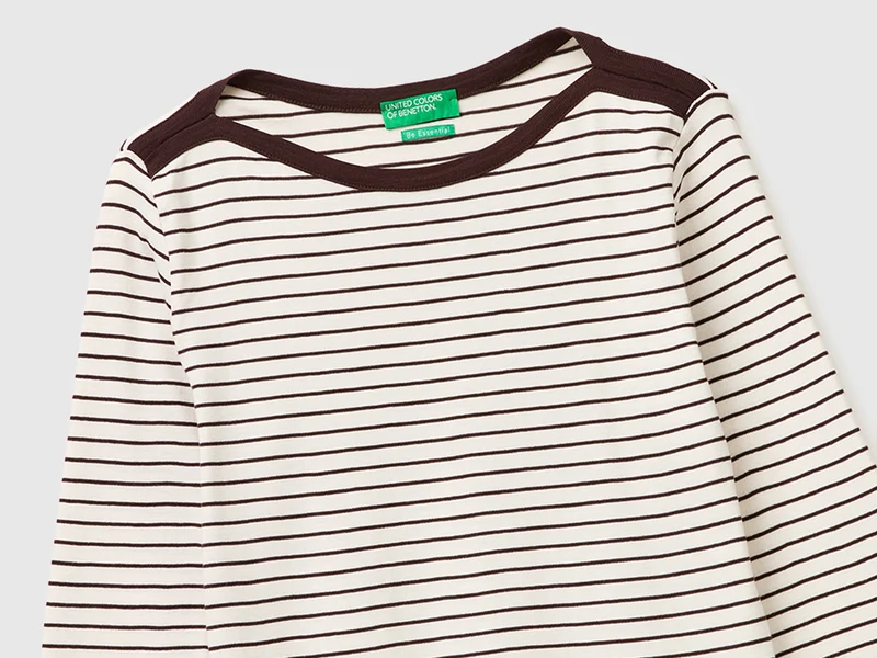 Gestreiftes T-Shirt mit U-Boot-Ausschnitt