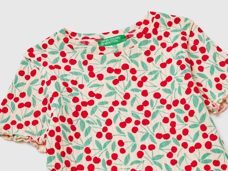 Geripptes bedrucktes T-Shirt