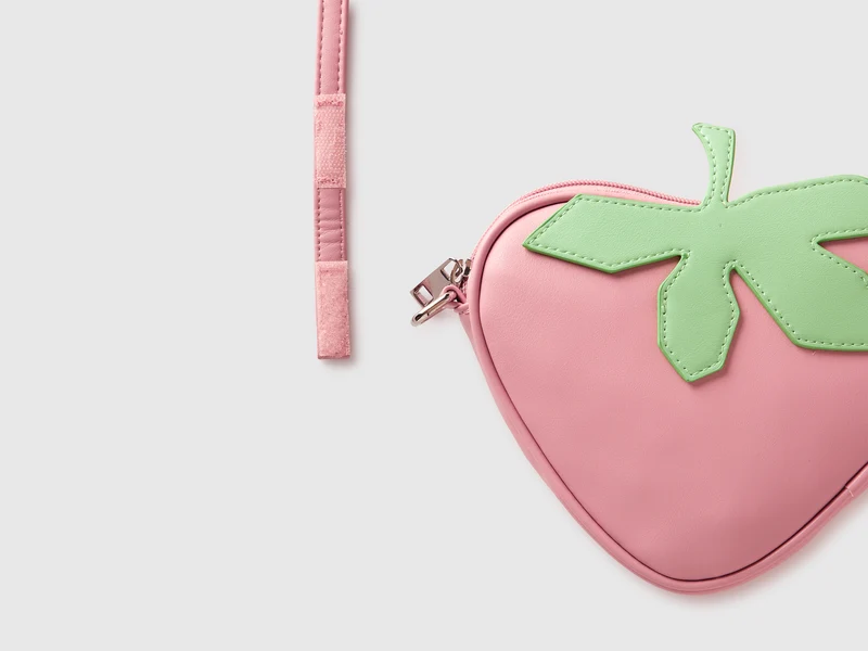 Erdbeerförmige Schultertasche