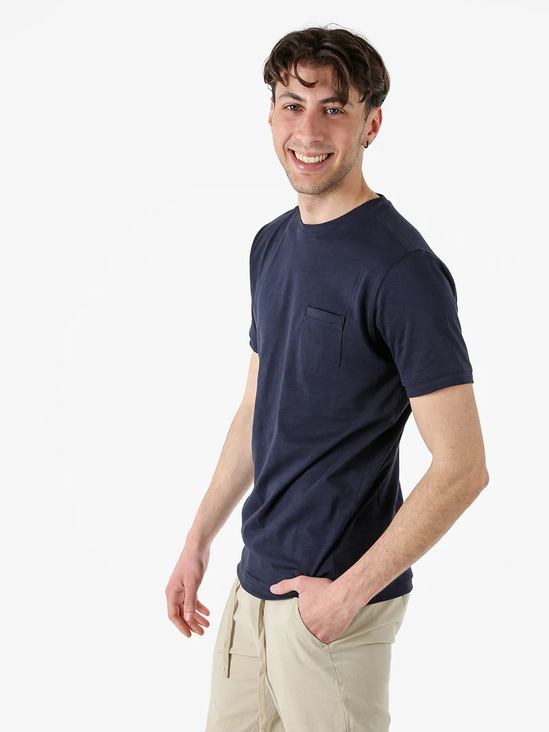 T-shirt girocollo in cotone da uomo con taschino - blu scuro