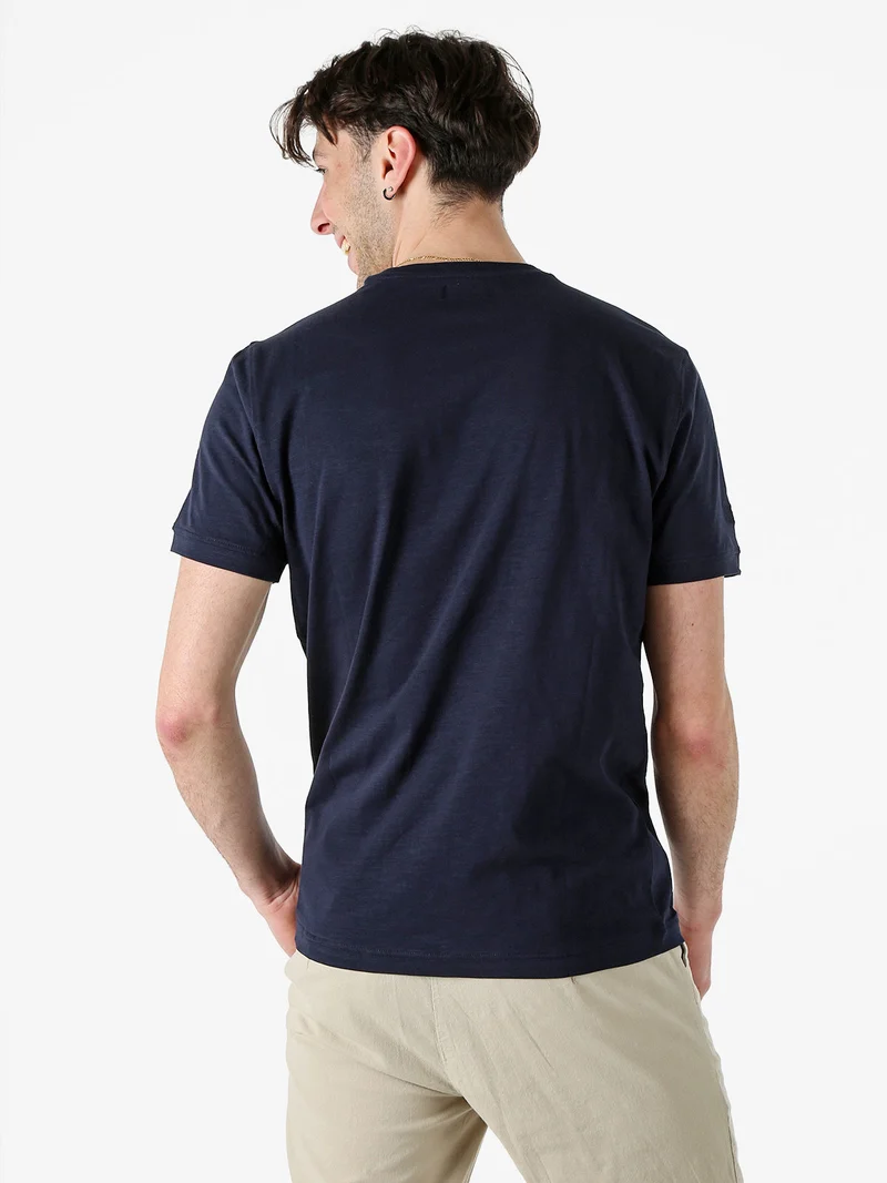 T-shirt girocollo in cotone da uomo con taschino - blu scuro