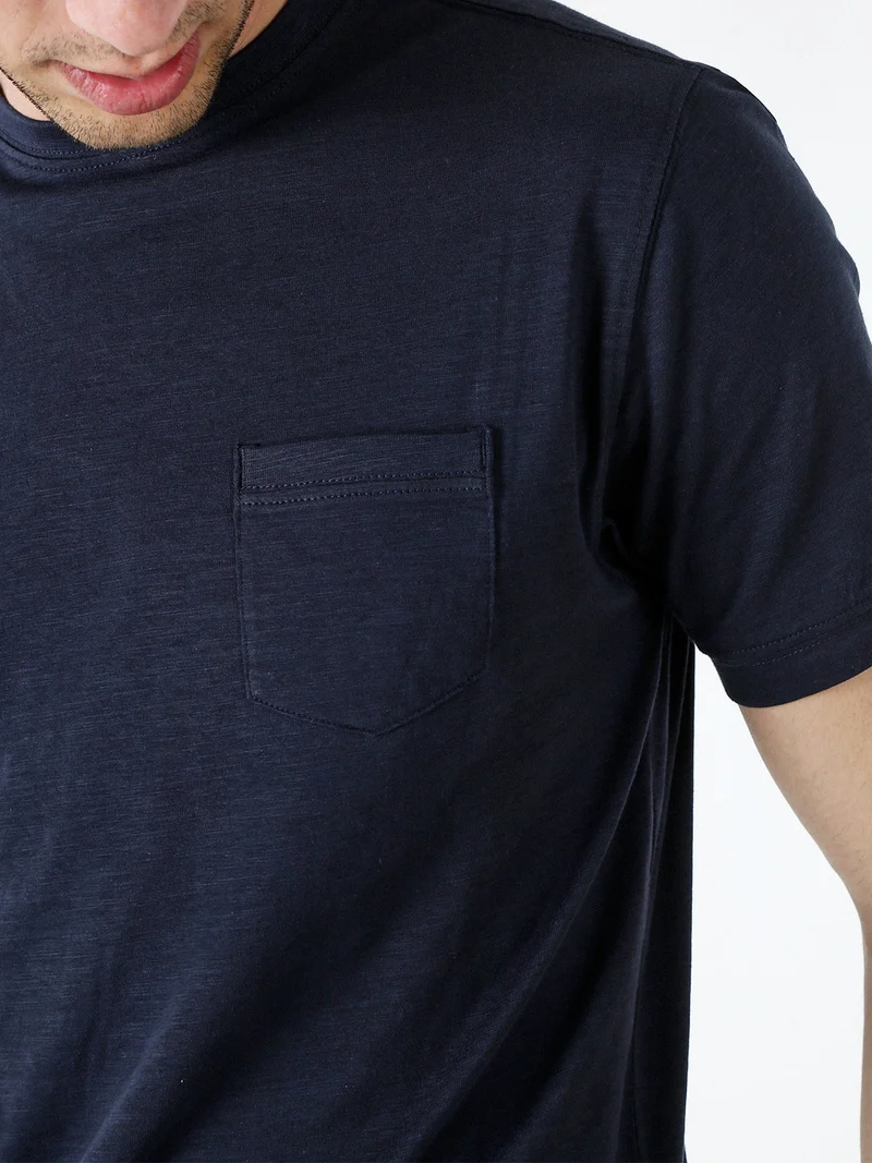 T-shirt girocollo in cotone da uomo con taschino - blu scuro