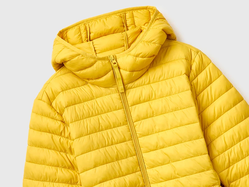 Normal geschnittene, wattierte Daunenjacke