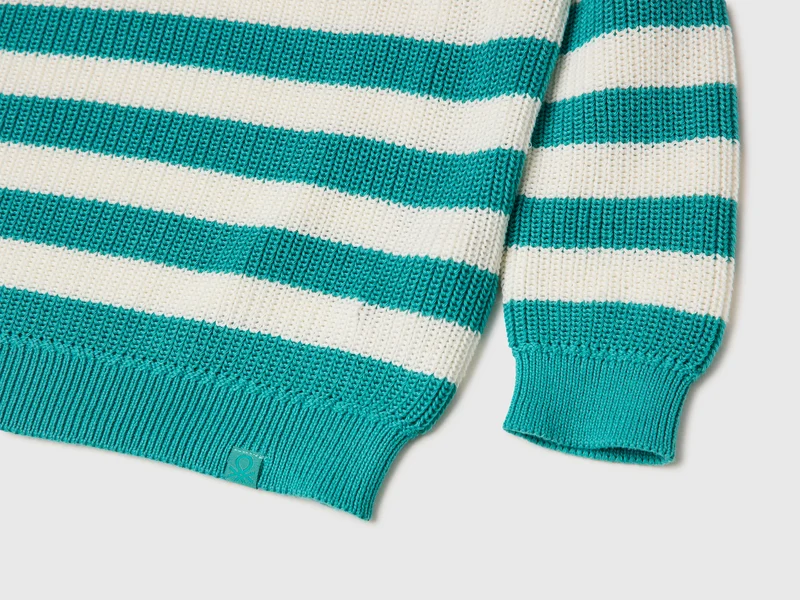 Pullover mit zweifarbigen Streifen