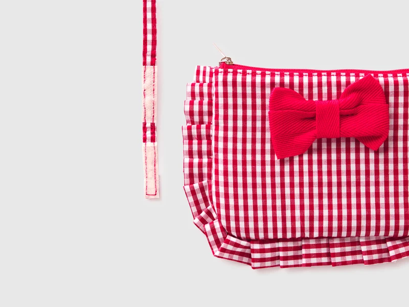 Tasche mit Rüschen und Schleife
