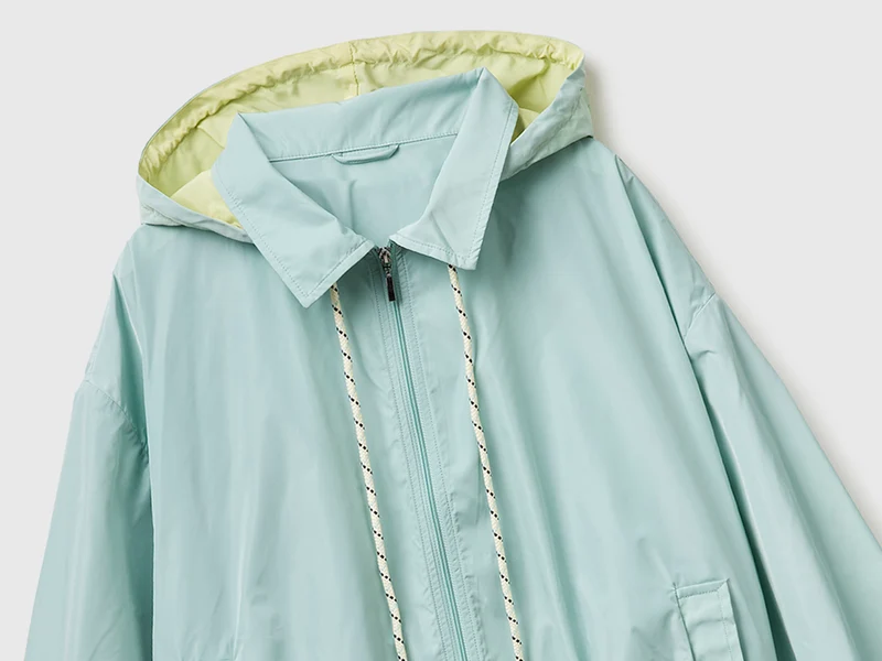 Weiche Jacke mit Kapuze