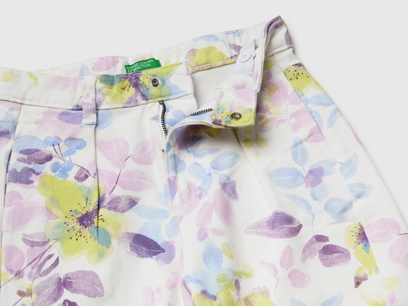 Weit geschnittene Hose mit Blumenmuster