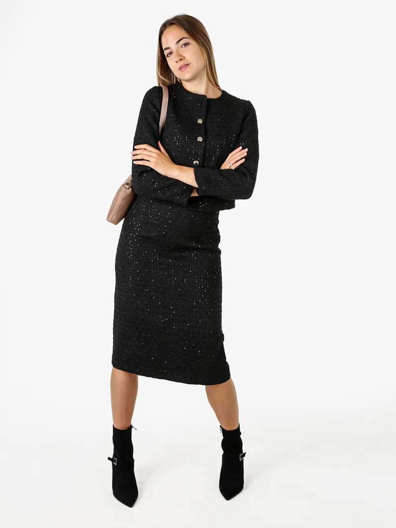 Completo elegante da donna con dettagli di paillettes e gonna- nero