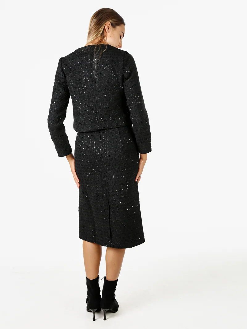 Completo elegante da donna con dettagli di paillettes e gonna- nero