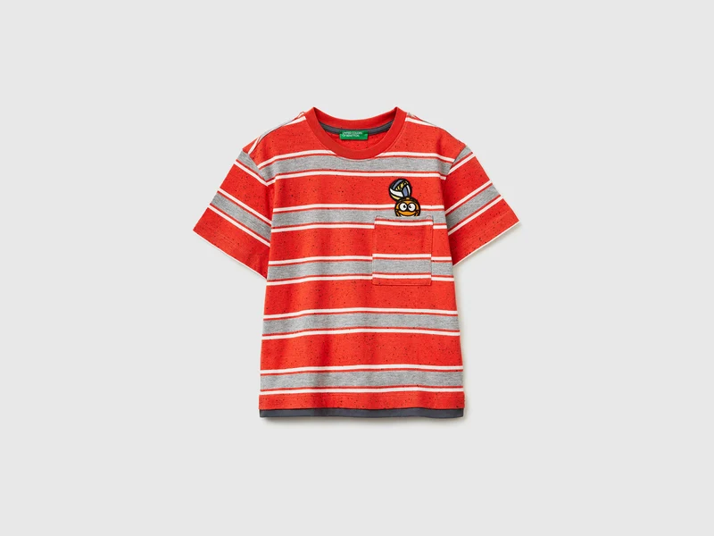 Gestreiftes T-Shirt mit Aufnäher