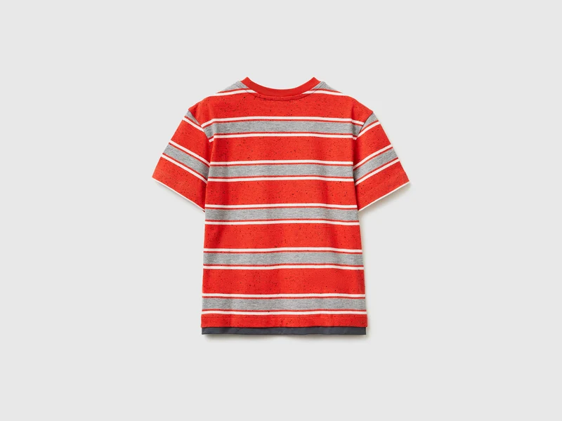 Gestreiftes T-Shirt mit Aufnäher