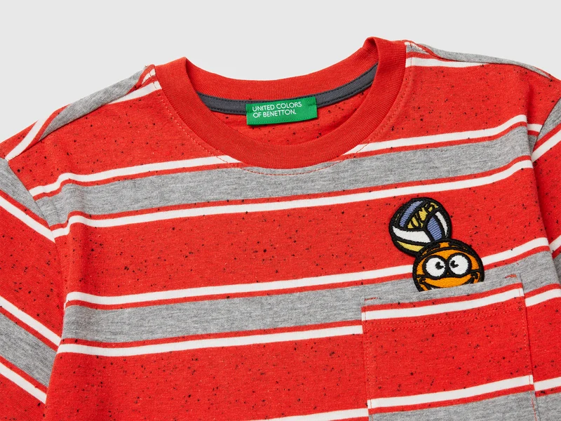 Gestreiftes T-Shirt mit Aufnäher