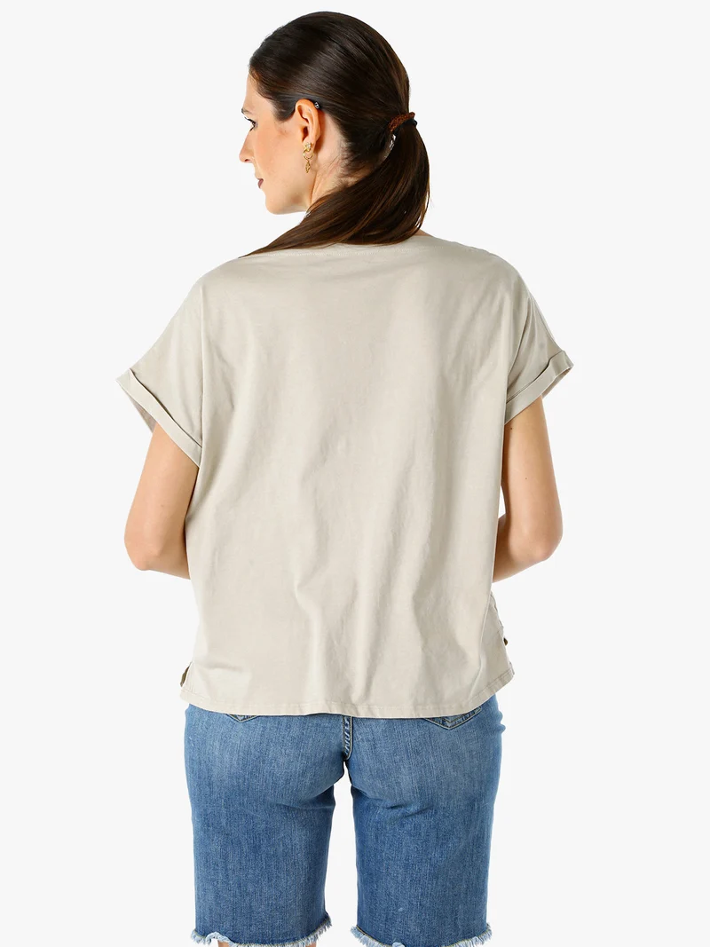 T-shirt donna in cotone con scollo a barca - beige