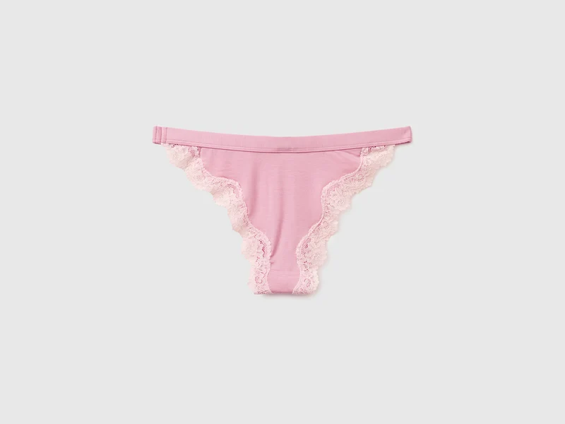 Tief ausgeschnittene Slips aus Seidenmischung mit Spitze