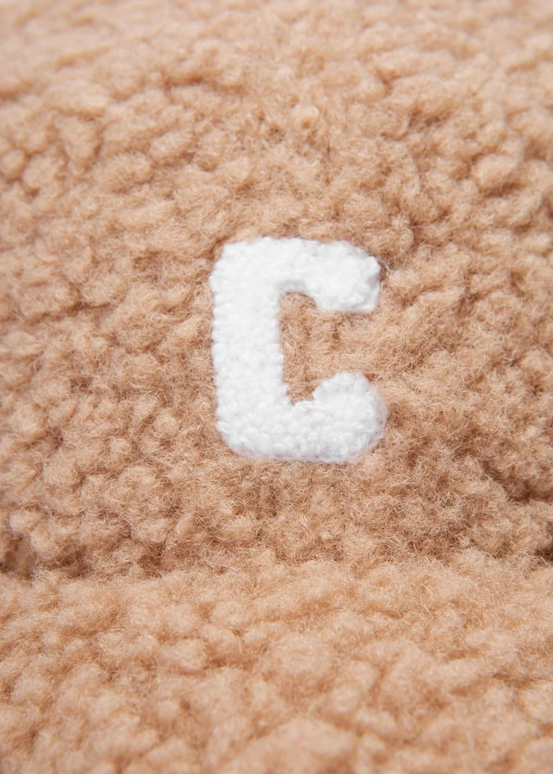 Flauschige Cap im Teddylook mit C-Patch