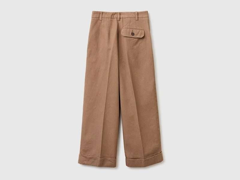 Weite Hosen mit Umschlägen