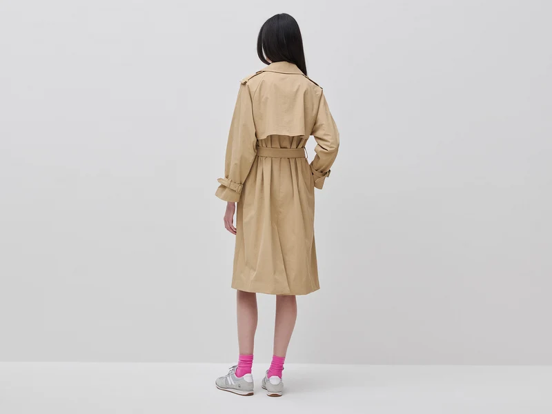 Zweireihiger Trenchcoat mit Gürtel