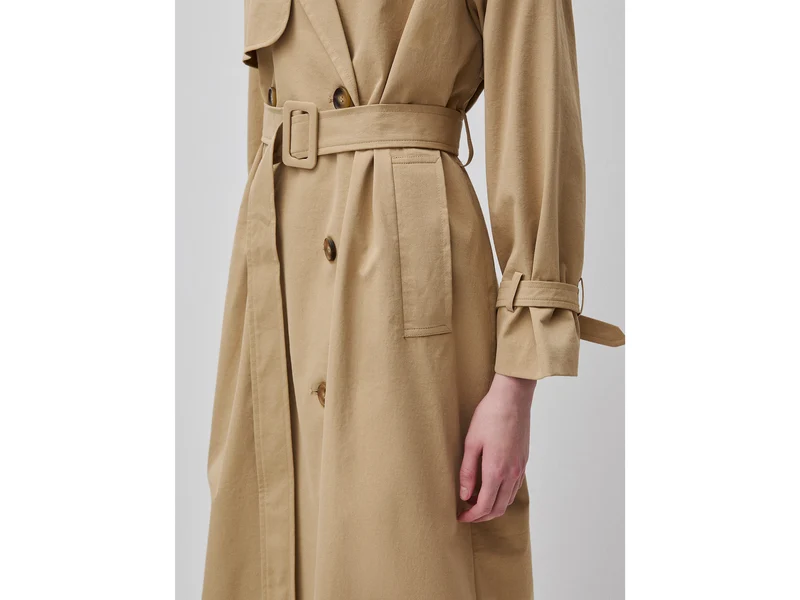Zweireihiger Trenchcoat mit Gürtel