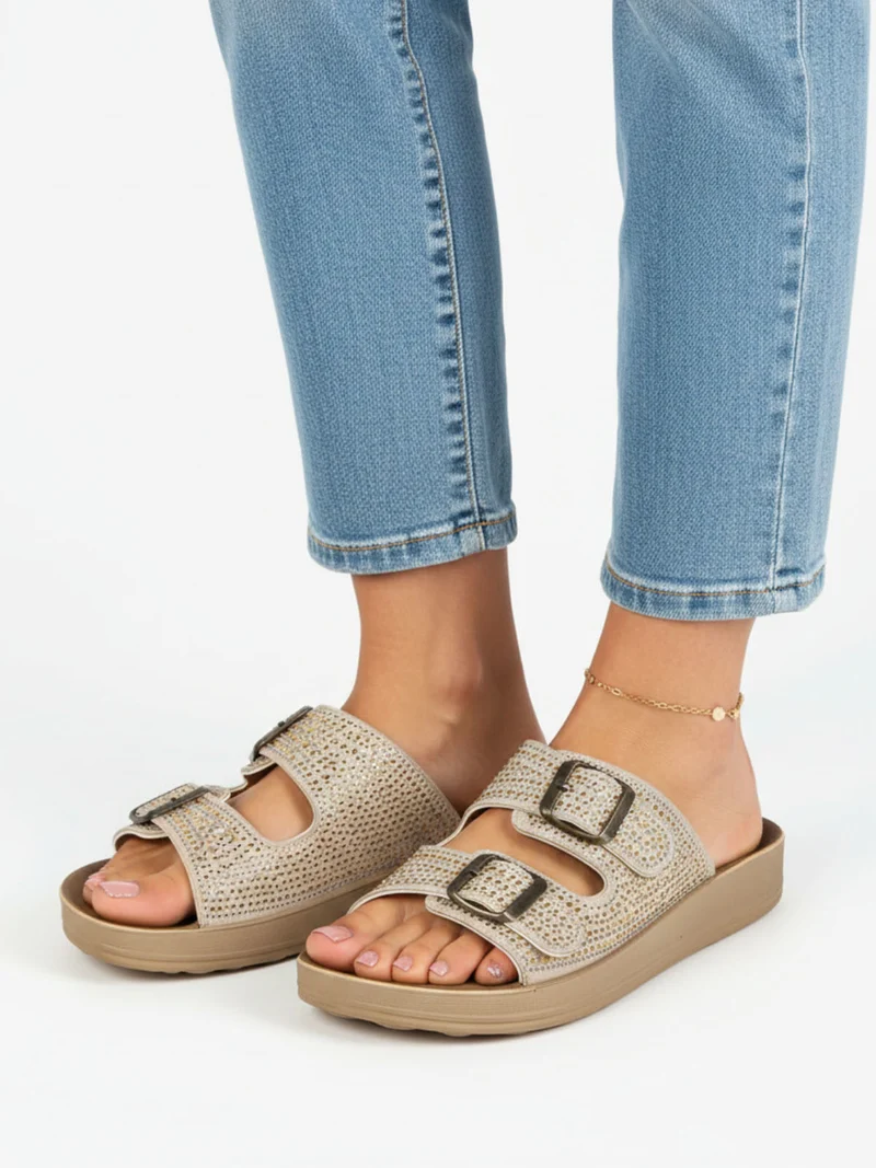 Ciabatte da donna con doppie fibbie e micro borchie - beige