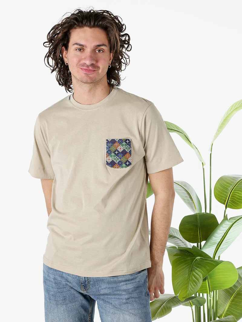 T-shirt girocollo da uomo in cotone con taschino decorato - sabbia