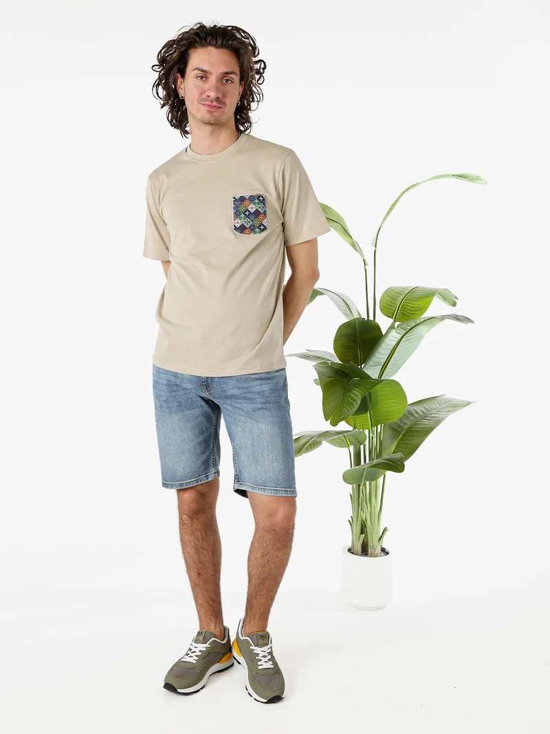 T-shirt girocollo da uomo in cotone con taschino decorato - sabbia