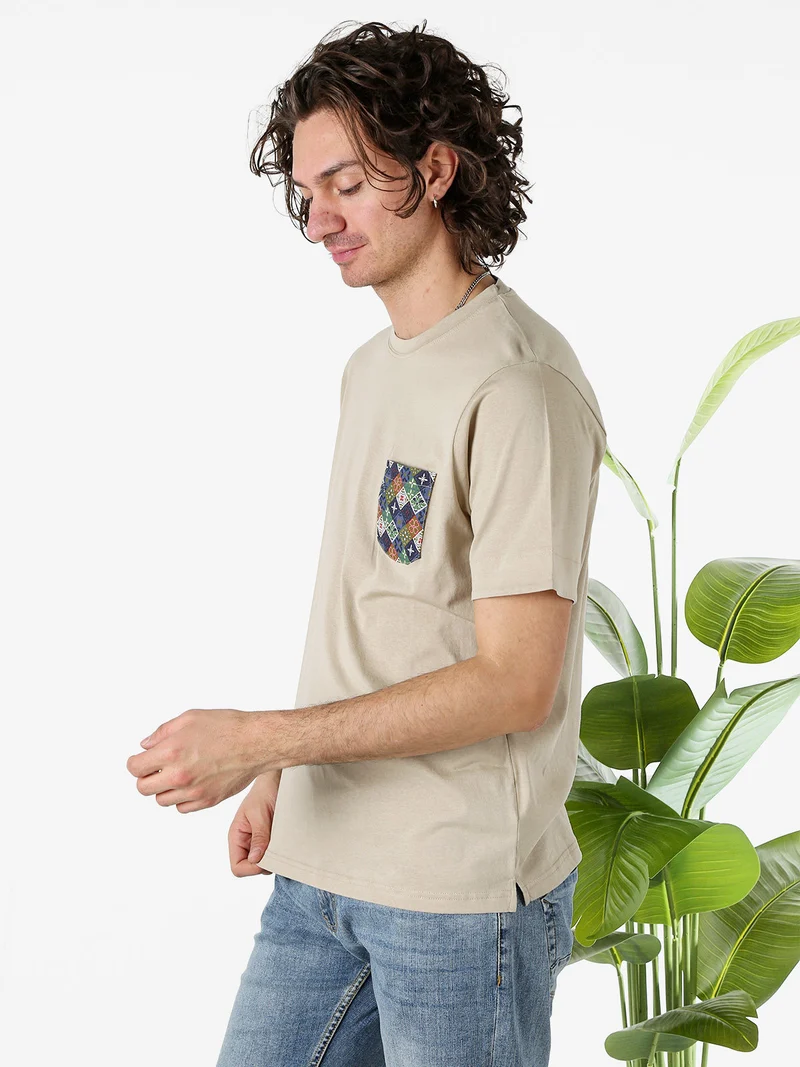 T-shirt girocollo da uomo in cotone con taschino decorato - sabbia