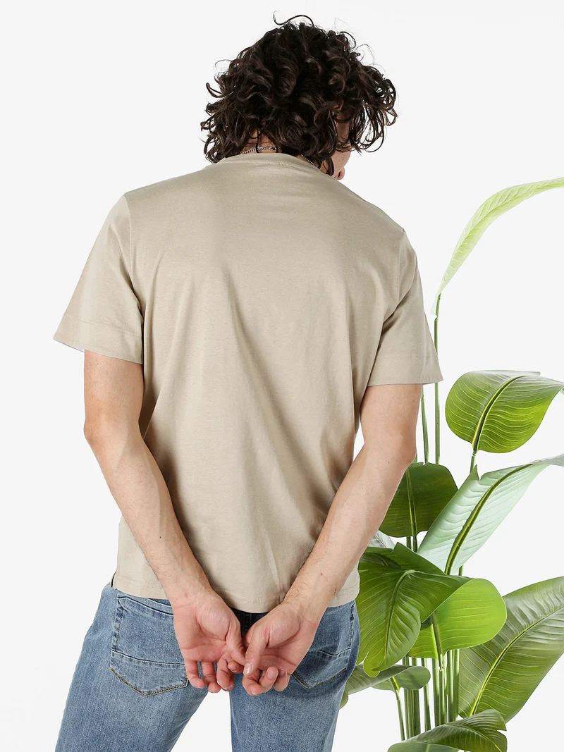 T-shirt girocollo da uomo in cotone con taschino decorato - sabbia