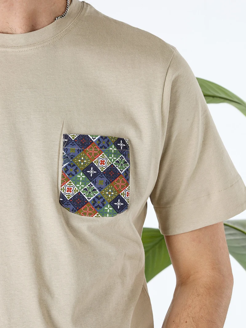 T-shirt girocollo da uomo in cotone con taschino decorato - sabbia
