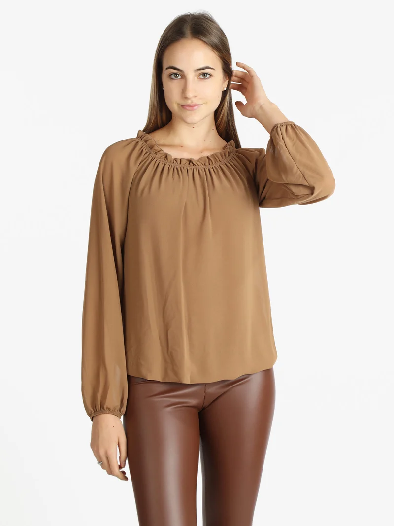Blusa donna in voilè con scollo a barca - cammello