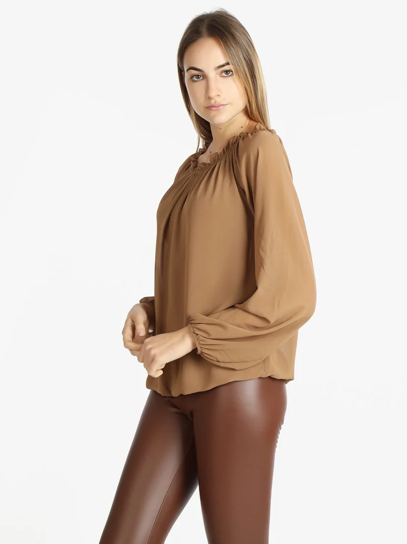 Blusa donna in voilè con scollo a barca - cammello
