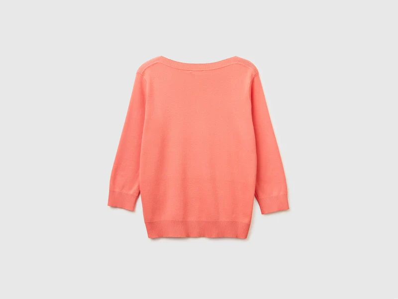 Pfirsichfarbener Pullover mit U-Boot-Ausschnitt