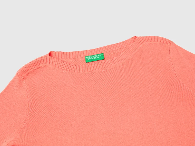 Pfirsichfarbener Pullover mit U-Boot-Ausschnitt