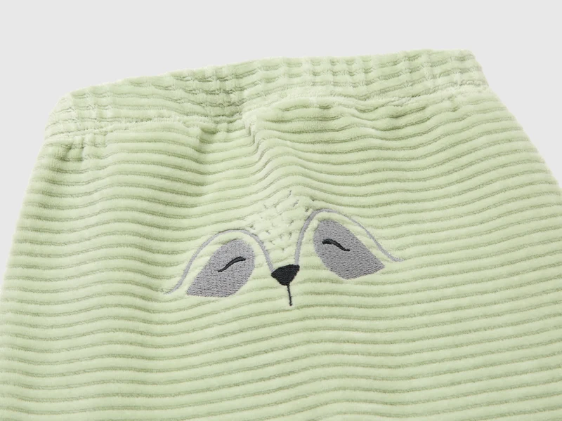 Chenillehose mit Stickerei auf der Rückseite
