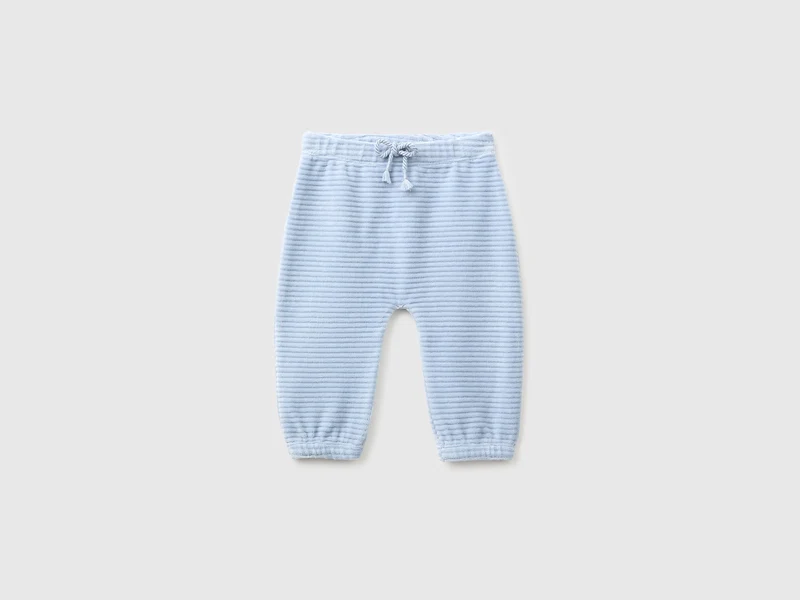 Chenillehose mit Stickerei auf der Rückseite