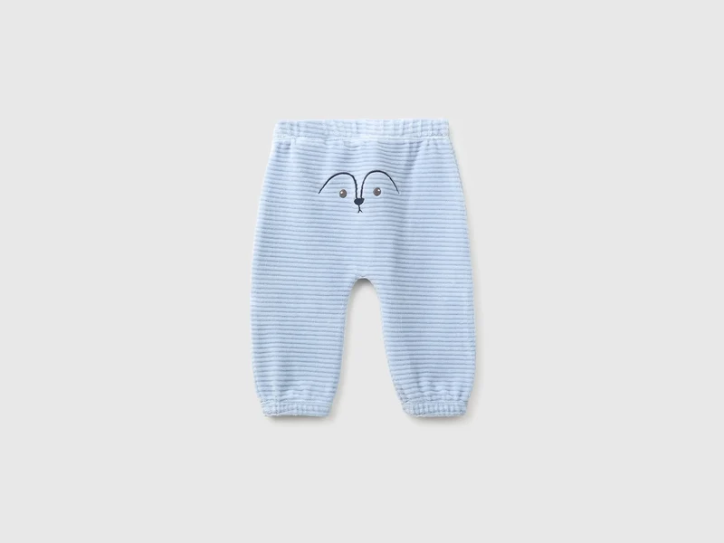 Chenillehose mit Stickerei auf der Rückseite