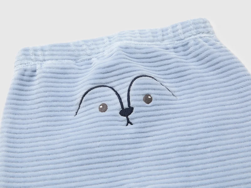 Chenillehose mit Stickerei auf der Rückseite