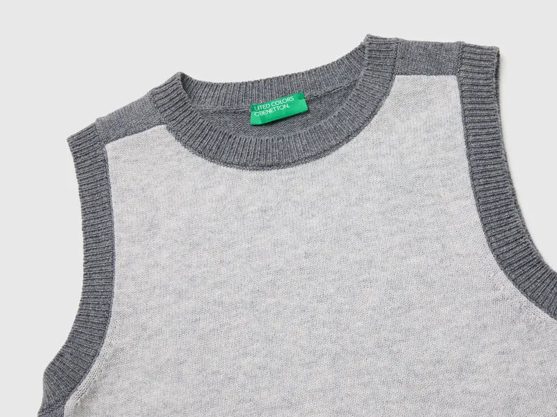 Strickweste aus 100 % Wolle mit Farbblockmuster