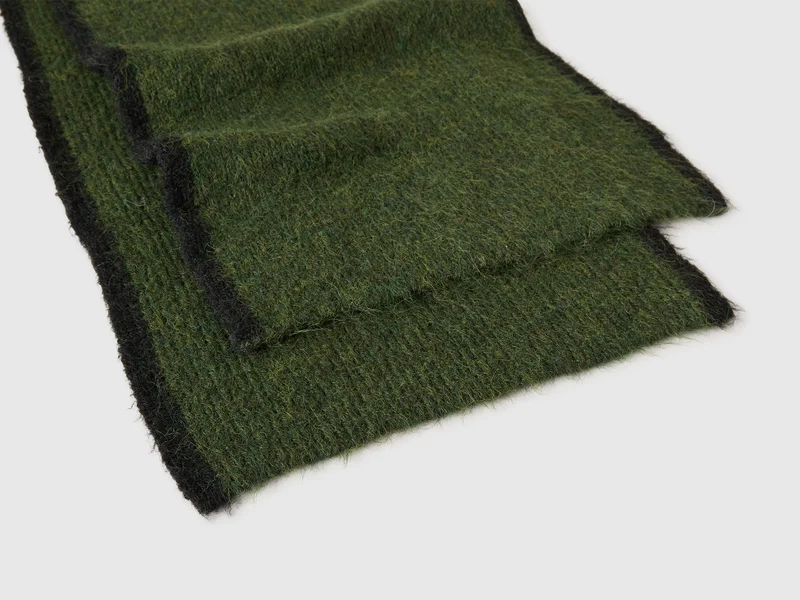 Bouclé-Schal mit Kontrast