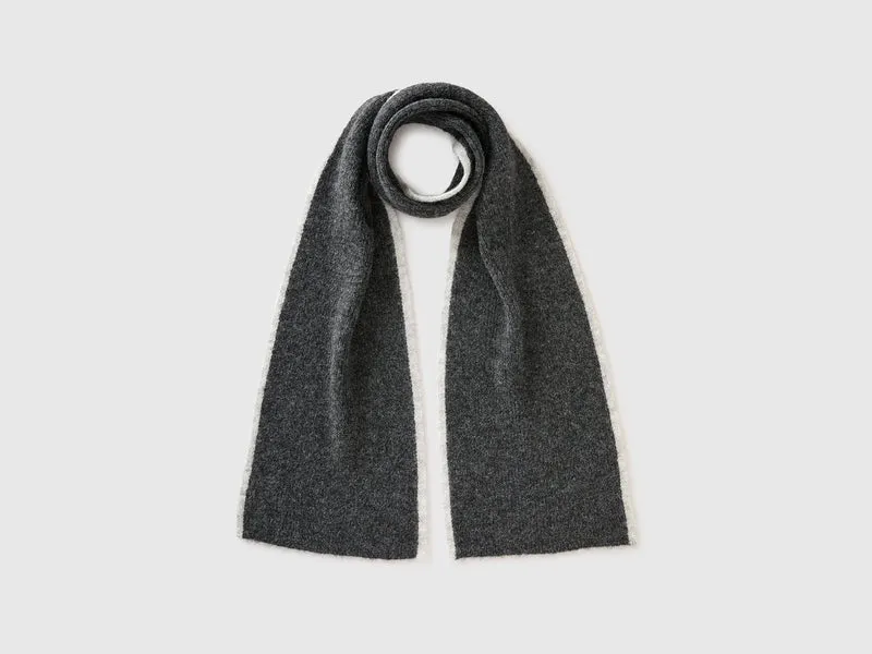Bouclé-Schal mit Kontrast