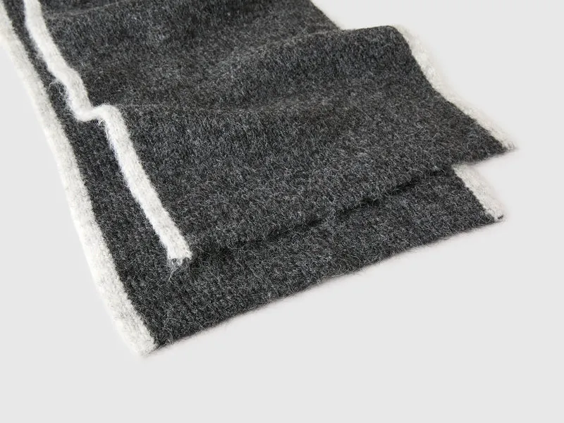 Bouclé-Schal mit Kontrast