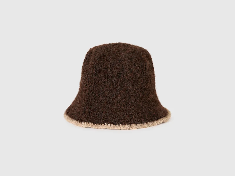 Bouclé-Hut mit Kontrast