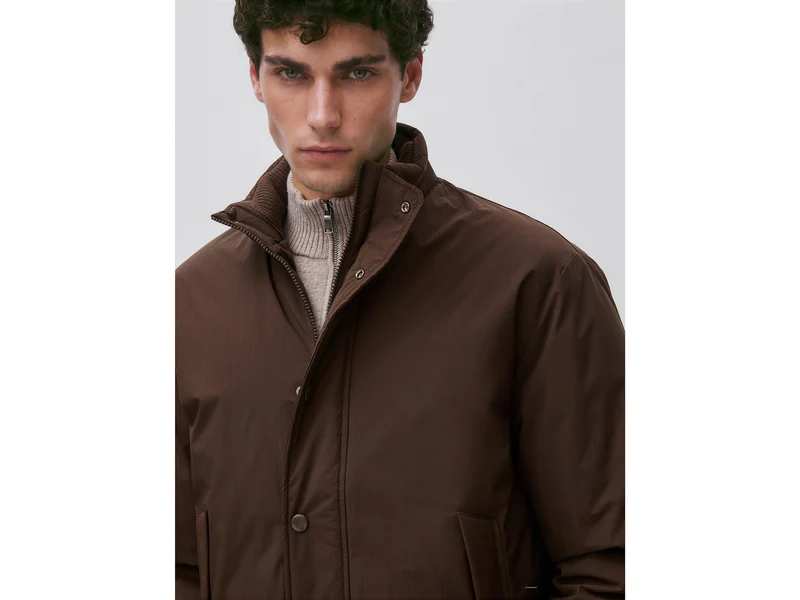 Daunenjacke mit hohem Kragen